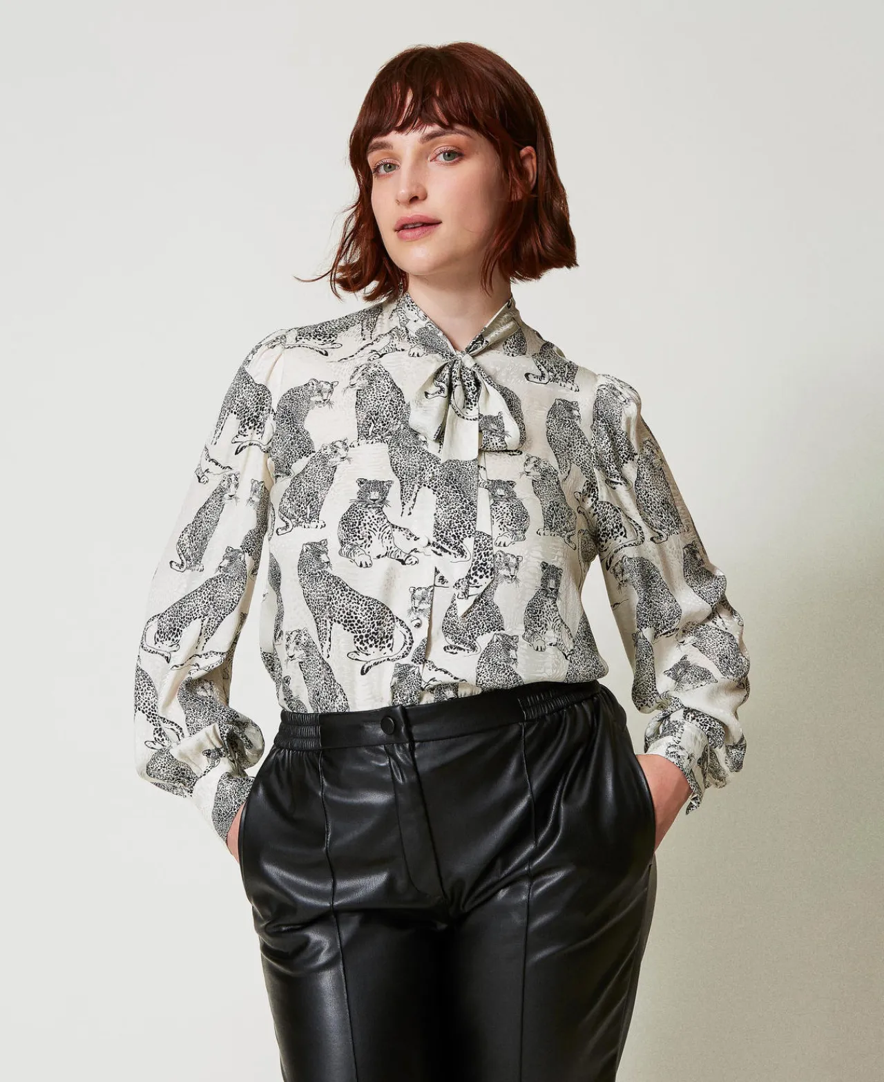 chemise_jacquard_avec_imp_0.webp Blouses Et Chemises*TWINSET Milano Chemise Jacquard Avec Imprimé Jaguar Imprimé Jaguars Noir/Blanc Neige