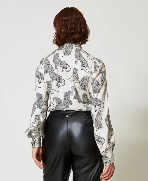 chemise_jacquard_avec_imp_3.webp Blouses Et Chemises*TWINSET Milano Chemise Jacquard Avec Imprimé Jaguar Imprimé Jaguars Noir/Blanc Neige