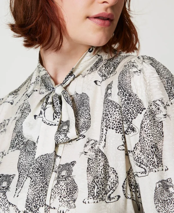 chemise_jacquard_avec_imp_4.webp Blouses Et Chemises*TWINSET Milano Chemise Jacquard Avec Imprimé Jaguar Imprimé Jaguars Noir/Blanc Neige