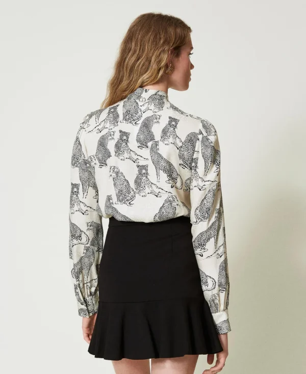 chemise_jacquard_avec_imp_6.webp Blouses Et Chemises*TWINSET Milano Chemise Jacquard Avec Imprimé Jaguar Imprimé Jaguars Noir/Blanc Neige