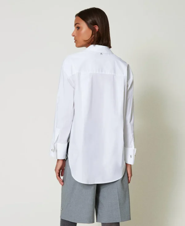 chemise_oversize_en_popel_4.webp Blouses Et Chemises*TWINSET Milano Chemise Oversize En Popeline Avec Broderies Blanc "Papers"