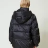doudoune_en_nylon_jacquar_3.webp Blousons Et Doudounes*TWINSET Milano Doudoune En Nylon Jacquard Rayé Noir
