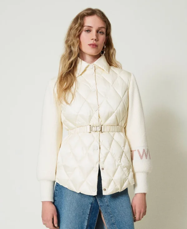 doudoune_matelasse_avec_m_2.webp Blousons Et Doudounes*TWINSET Milano Doudoune Matelassée Avec Manches En Maille Blanc « Old White »