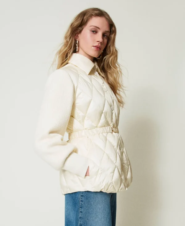doudoune_matelasse_avec_m_3.webp Blousons Et Doudounes*TWINSET Milano Doudoune Matelassée Avec Manches En Maille Blanc « Old White »