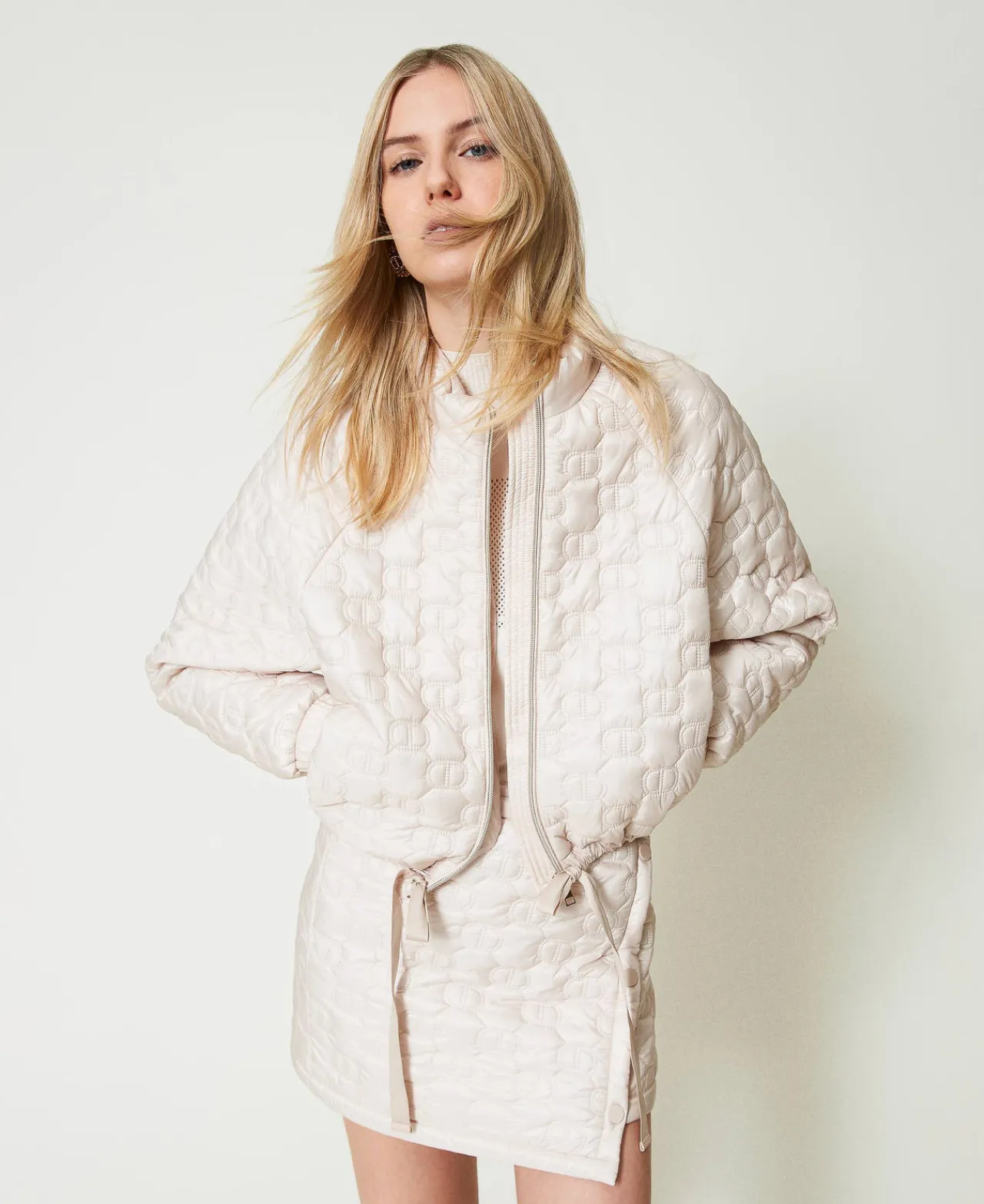 doudoune_matelasse_avec_o_0.webp Blousons Et Doudounes*TWINSET Milano Doudoune Matelassée Avec Oval T Blanc « Old White »