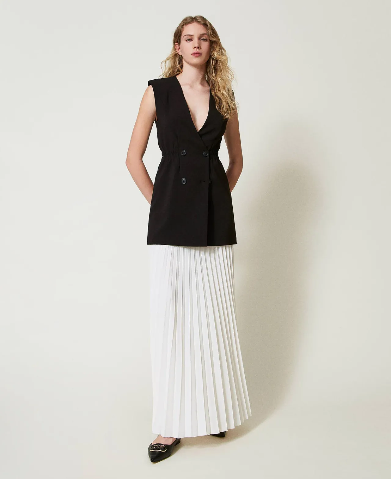 gilet_en_crpe_et_jupe_lon_0.webp Robes Longues*TWINSET Milano Gilet En Crêpe Et Jupe Longue Plissée Bicolore Noir / Blanc Neige