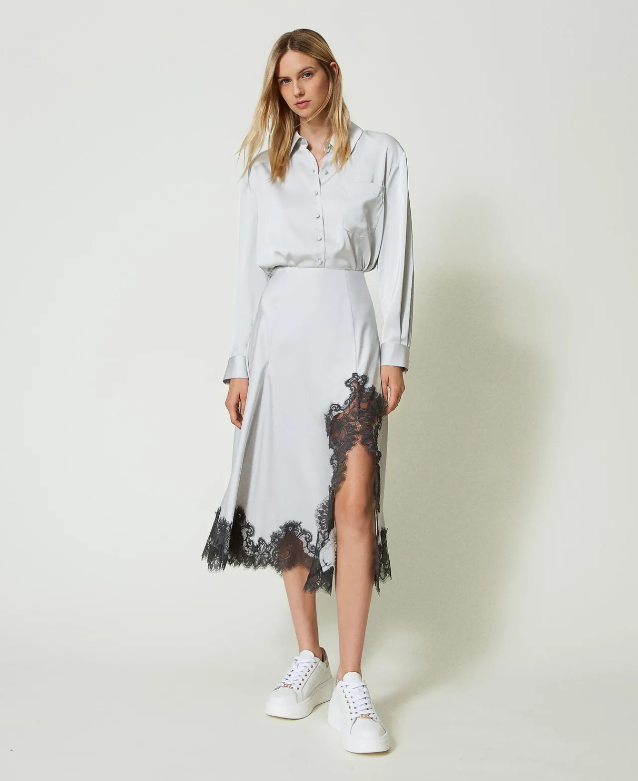 jupe_longue_en_satin_et_d_0.webp Jupes*TWINSET Milano Jupe Longue En Satin Et Dentelle Bicolore Argent/Gris « Blackened Pearl »