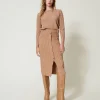 jupe_milongue_ajuste_en_m_0.webp Jupes*TWINSET Milano Jupe Mi-longue Ajustée En Maille Avec Boutons Marron « Sandy Brown »