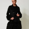 manteau_en_drap_de_laine__2-1.webp Manteaux Et Trenchs*TWINSET Milano Manteau En Drap De Laine Mélangée Et Fausse Fourrure Noir