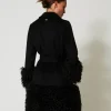 manteau_en_drap_de_laine__4-1.webp Manteaux Et Trenchs*TWINSET Milano Manteau En Drap De Laine Mélangée Et Fausse Fourrure Noir