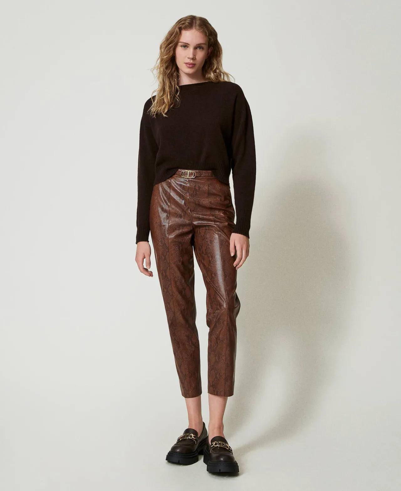 pantalon_cigarette_effet__0.webp Pantalons Droits Et Cigarette*TWINSET Milano Pantalon Cigarette Effet Cuir Lézard Imprimé Lézard Café/Noir