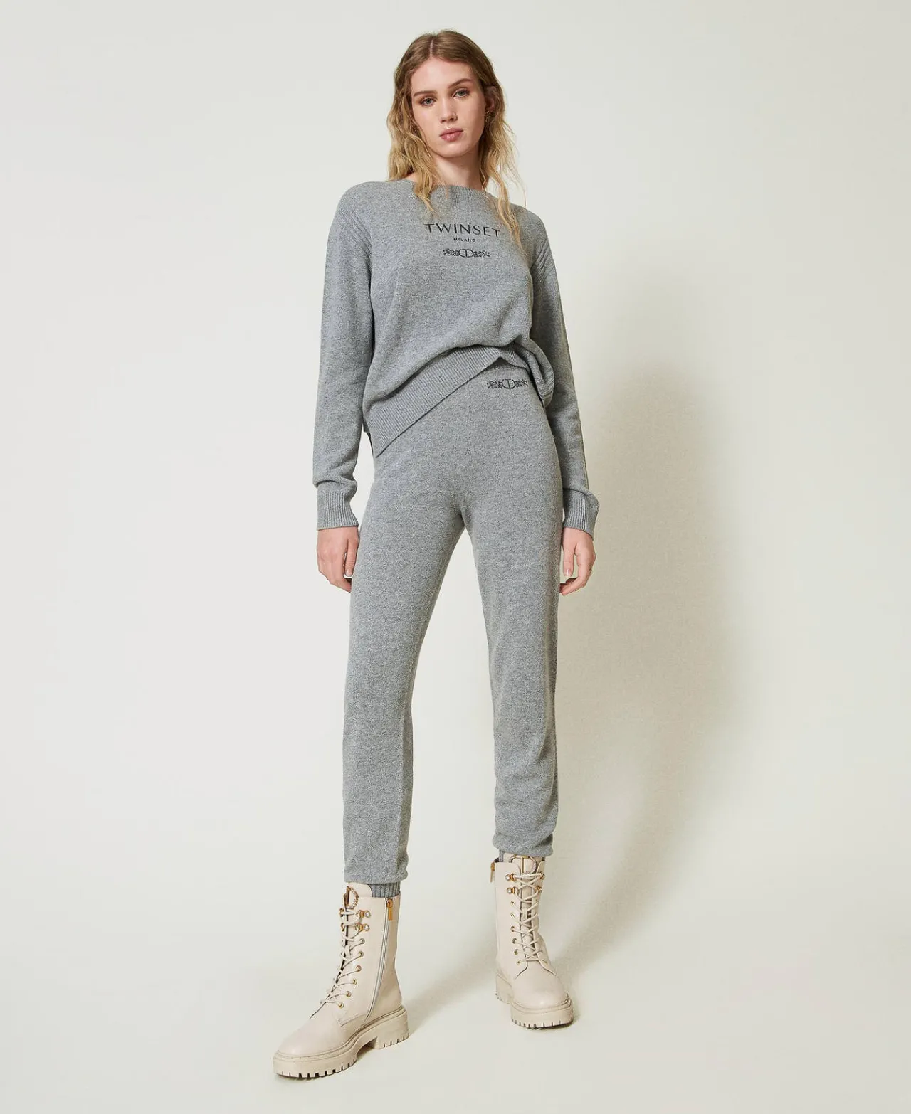 pantalon_de_jogging_en_ma_0-1.webp Pantalons De Jogging*TWINSET Milano Pantalon De Jogging En Maille De Laine Mélangée Avec Logo Brodé Gris Chiné Foncé