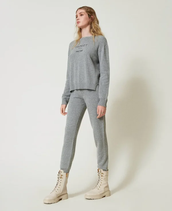 pantalon_de_jogging_en_ma_2-1.webp Pantalons De Jogging*TWINSET Milano Pantalon De Jogging En Maille De Laine Mélangée Avec Logo Brodé Gris Chiné Foncé