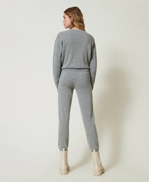 pantalon_de_jogging_en_ma_3-1.webp Pantalons De Jogging*TWINSET Milano Pantalon De Jogging En Maille De Laine Mélangée Avec Logo Brodé Gris Chiné Foncé