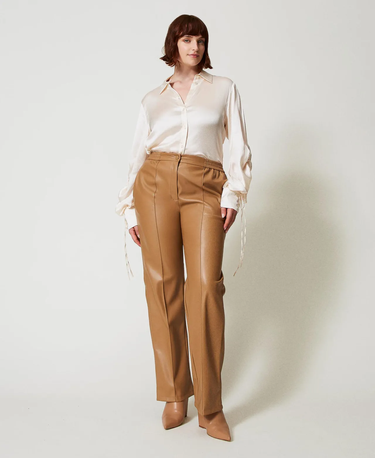 pantalon_effet_cuir_avec__0.webp Pantalons Droits Et Cigarette*TWINSET Milano Pantalon Effet Cuir Avec élastique Marron « Sandy Brown »