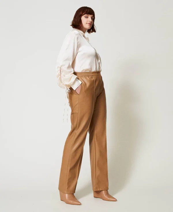 pantalon_effet_cuir_avec__2.webp Pantalons Droits Et Cigarette*TWINSET Milano Pantalon Effet Cuir Avec élastique Marron « Sandy Brown »