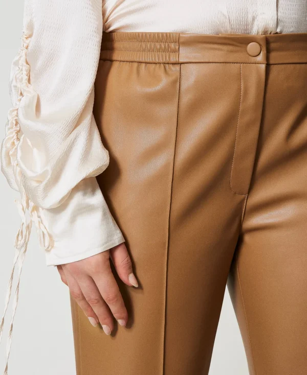 pantalon_effet_cuir_avec__4.webp Pantalons Droits Et Cigarette*TWINSET Milano Pantalon Effet Cuir Avec élastique Marron « Sandy Brown »