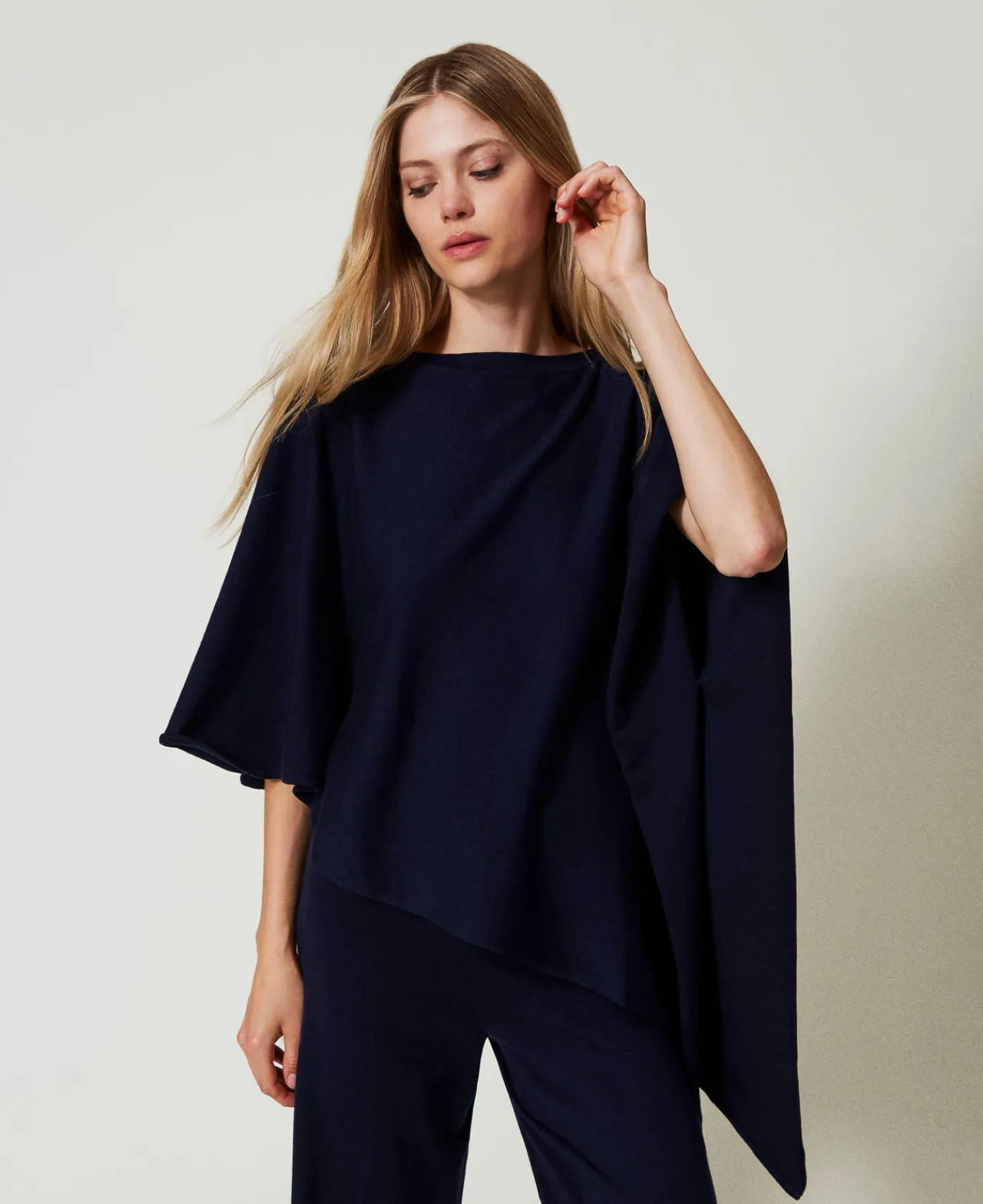 poncho_asymtrique_en_mail_0.webp Ponchos*TWINSET Milano Poncho Asymétrique En Maille Bleu Blackout