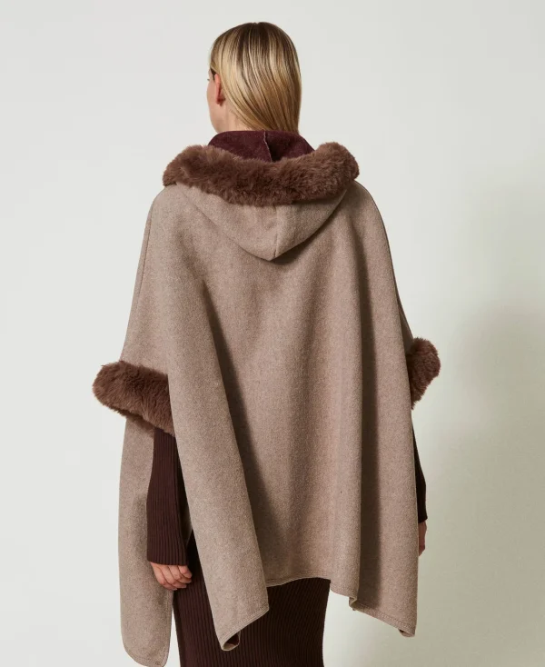 poncho_en_drap_et_fausse__3.webp Ponchos*TWINSET Milano Poncho En Drap Et Fausse Fourrure Chocolate Malt
