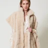 Ponchos*TWINSET Milano Poncho En Fausse Fourrure Avec Logo Blanc « White Cream »