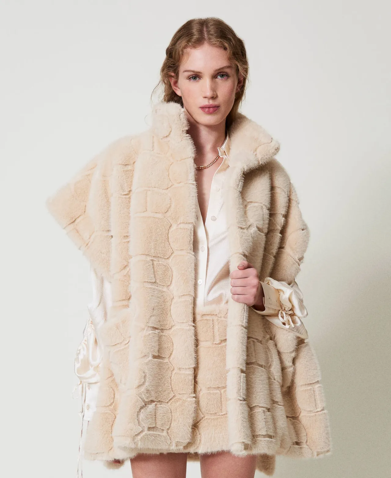 poncho_en_fausse_fourrure_0.webp Ponchos*TWINSET Milano Poncho En Fausse Fourrure Avec Logo Blanc « White Cream »