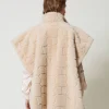 Ponchos*TWINSET Milano Poncho En Fausse Fourrure Avec Logo Blanc « White Cream »