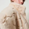 Ponchos*TWINSET Milano Poncho En Fausse Fourrure Avec Logo Blanc « White Cream »