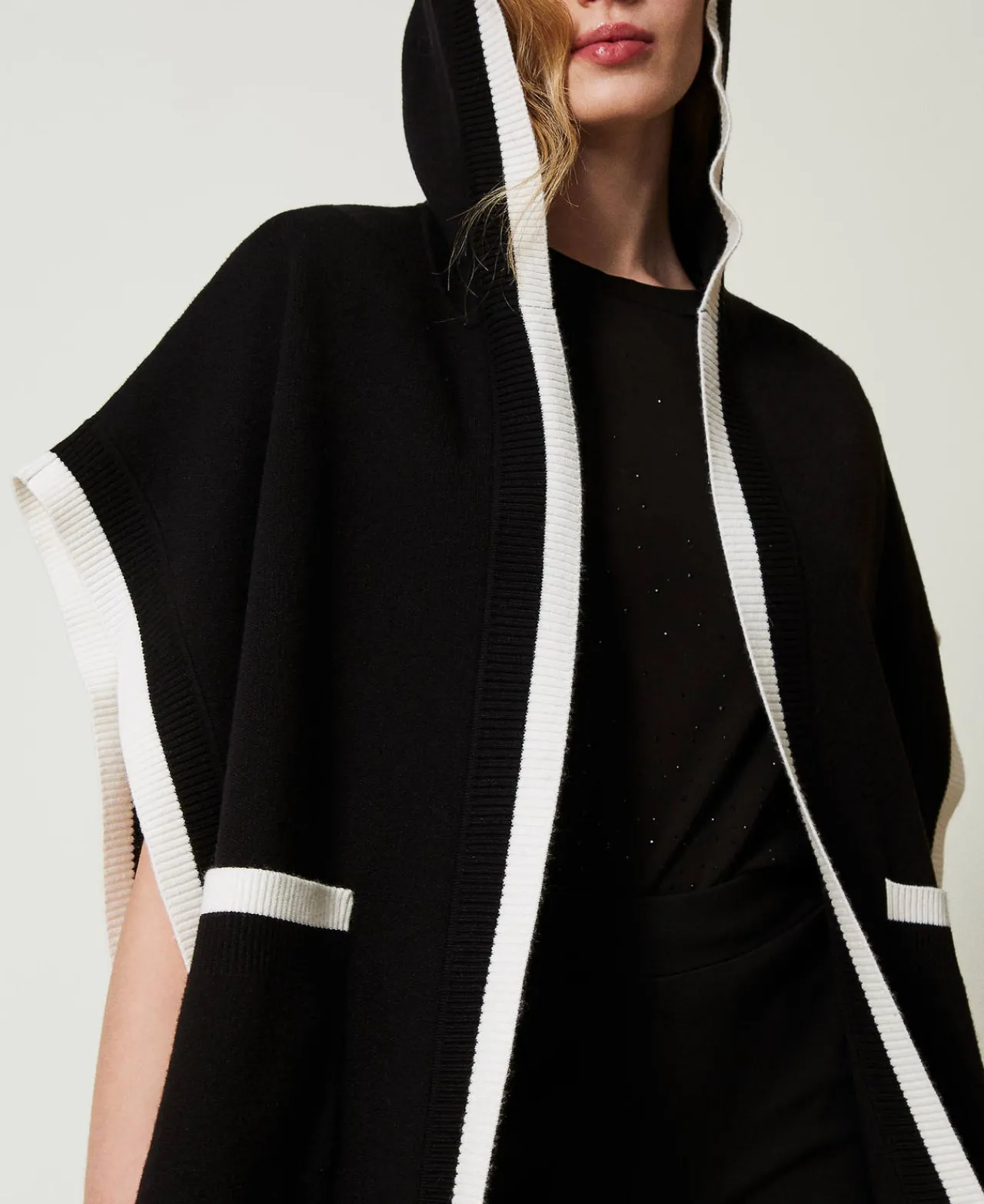 poncho_en_maille_avec_poc_0.webp Ponchos*TWINSET Milano Poncho En Maille Avec Poches Noir