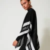 poncho_en_maille_jacquard_1.webp Ponchos*TWINSET Milano Poncho En Maille Jacquard Avec Logo Noir