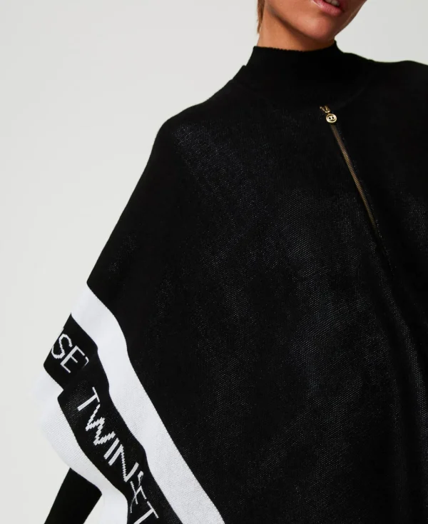 poncho_en_maille_jacquard_3.webp Ponchos*TWINSET Milano Poncho En Maille Jacquard Avec Logo Noir