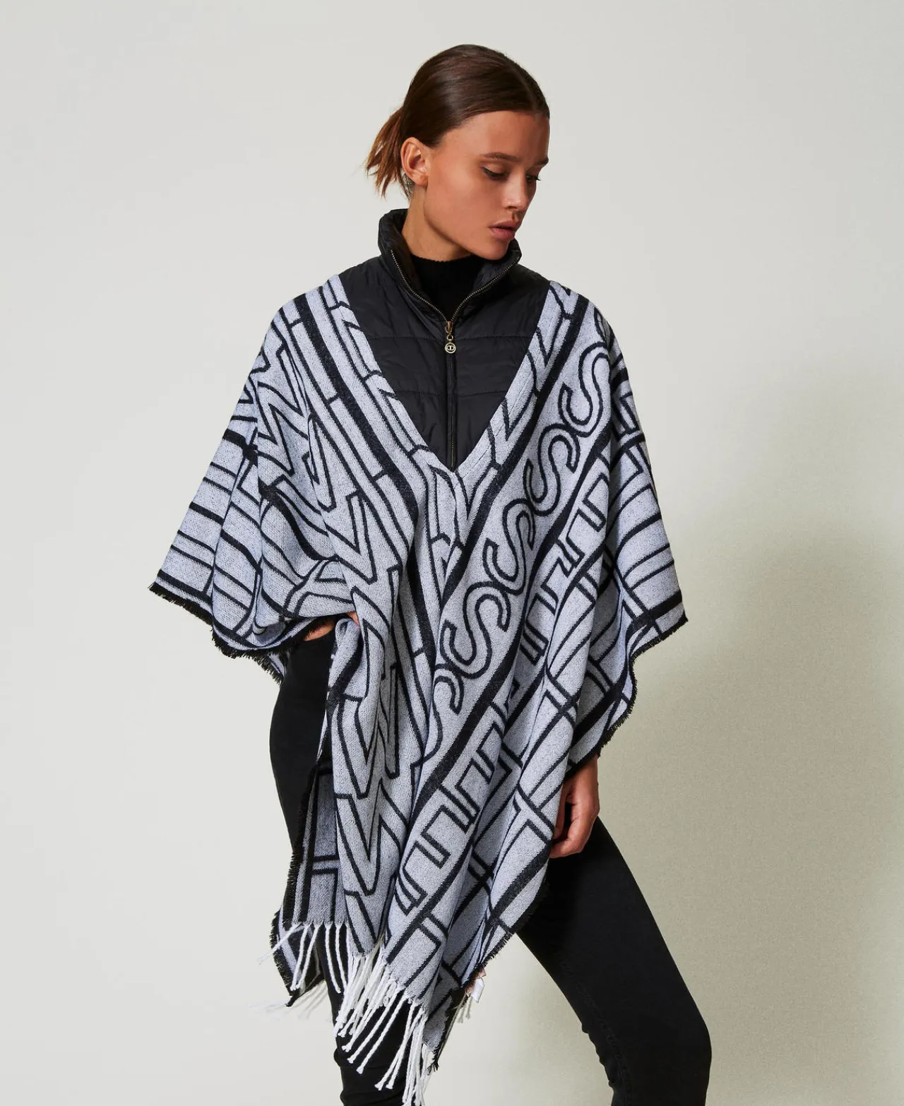 poncho_jacquard_avec_logo_0.webp Ponchos*TWINSET Milano Poncho Jacquard Avec Logo Noir