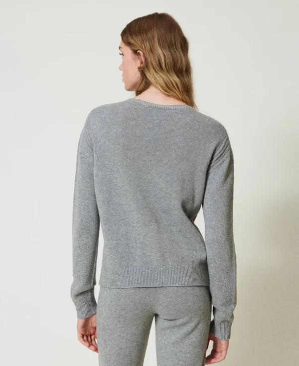 pull_en_laine_mlange_avec_3-4.webp Pulls Et Cardigans*TWINSET Milano Pull En Laine Mélangée Avec Logo Brodé Gris Chiné Foncé