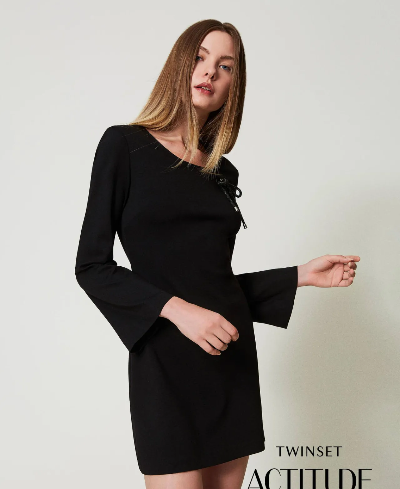 robe_courte_avec_broche_s_0.webp Robes Courtes*TWINSET Milano Robe Courte Avec Broche Strassée Noir