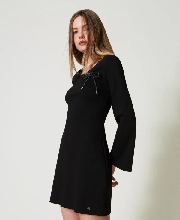 robe_courte_avec_broche_s_2.webp Robes Courtes*TWINSET Milano Robe Courte Avec Broche Strassée Noir