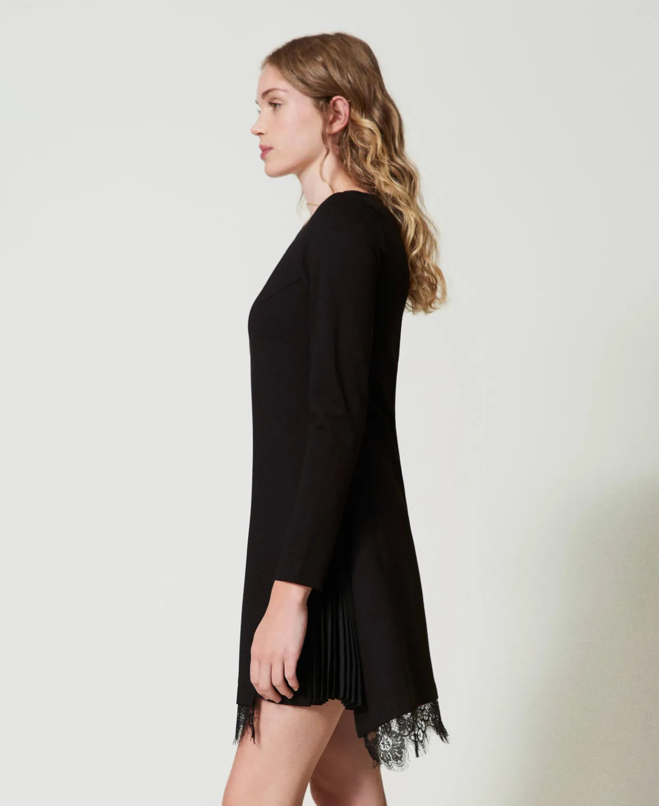 robe_courte_avec_dentelle_0.webp Robes Courtes*TWINSET Milano Robe Courte Avec Dentelle Noir
