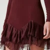 robe_courte_avec_volants__4.webp Robes Élégantes | Robes Courtes*TWINSET Milano Robe Courte Avec Volants Plissés En Tulle Rouge « Plum Wine »