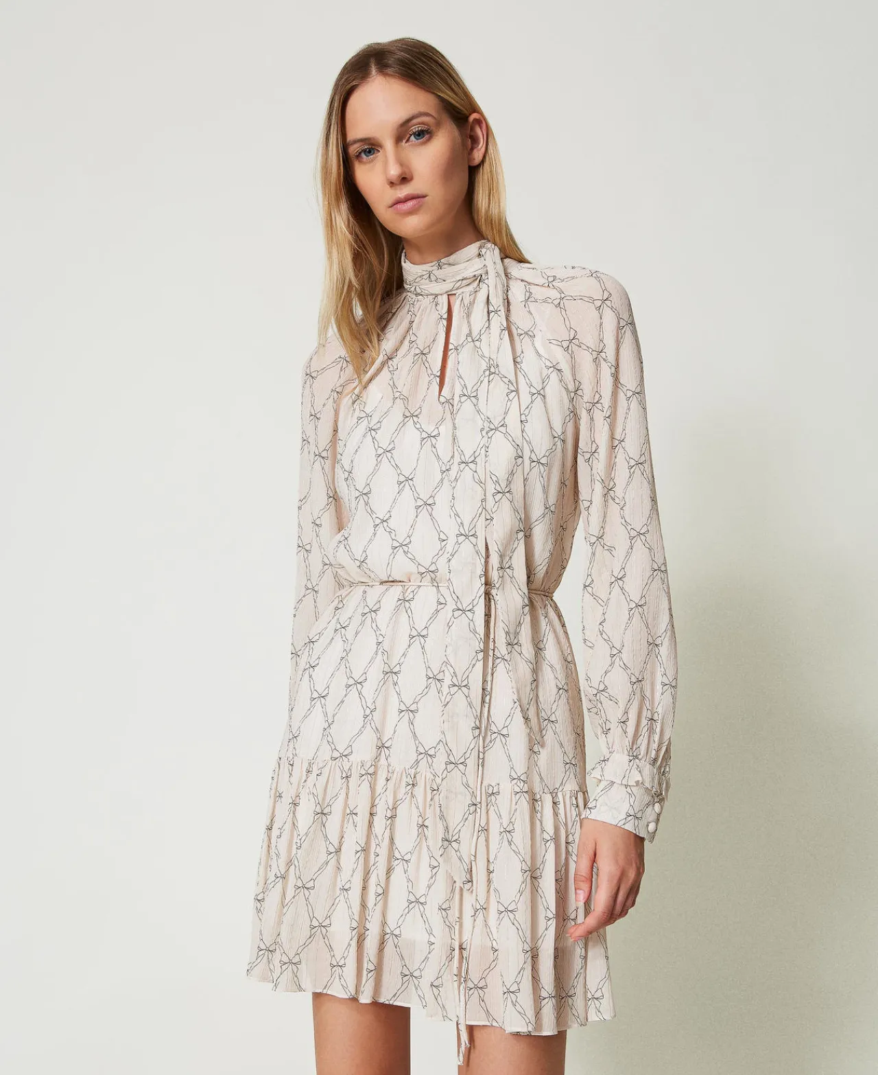 robe_courte_en_crpon_avec_0.webp Robes De Cérémonie | Robes Courtes*TWINSET Milano Robe Courte En Crépon Avec Imprimé Nœuds Imprimé Nœuds Blanc « White Cream »/Noir
