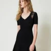 robe_courte_en_maille_ave_0-5.webp Robes De Cérémonie | Robes Élégantes*TWINSET Milano Robe Courte En Maille Avec Dentelle Noir