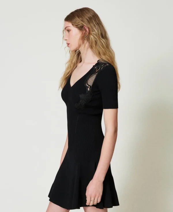 robe_courte_en_maille_ave_2-5.webp Robes De Cérémonie | Robes Élégantes*TWINSET Milano Robe Courte En Maille Avec Dentelle Noir