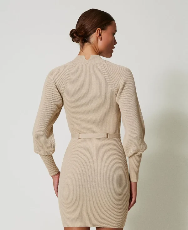robe_courte_en_maille_cte_3-1.webp Robes En Maille | Robes Courtes*TWINSET Milano Robe Courte En Maille Côtelée Avec Ceinture Blanc « White Cream »