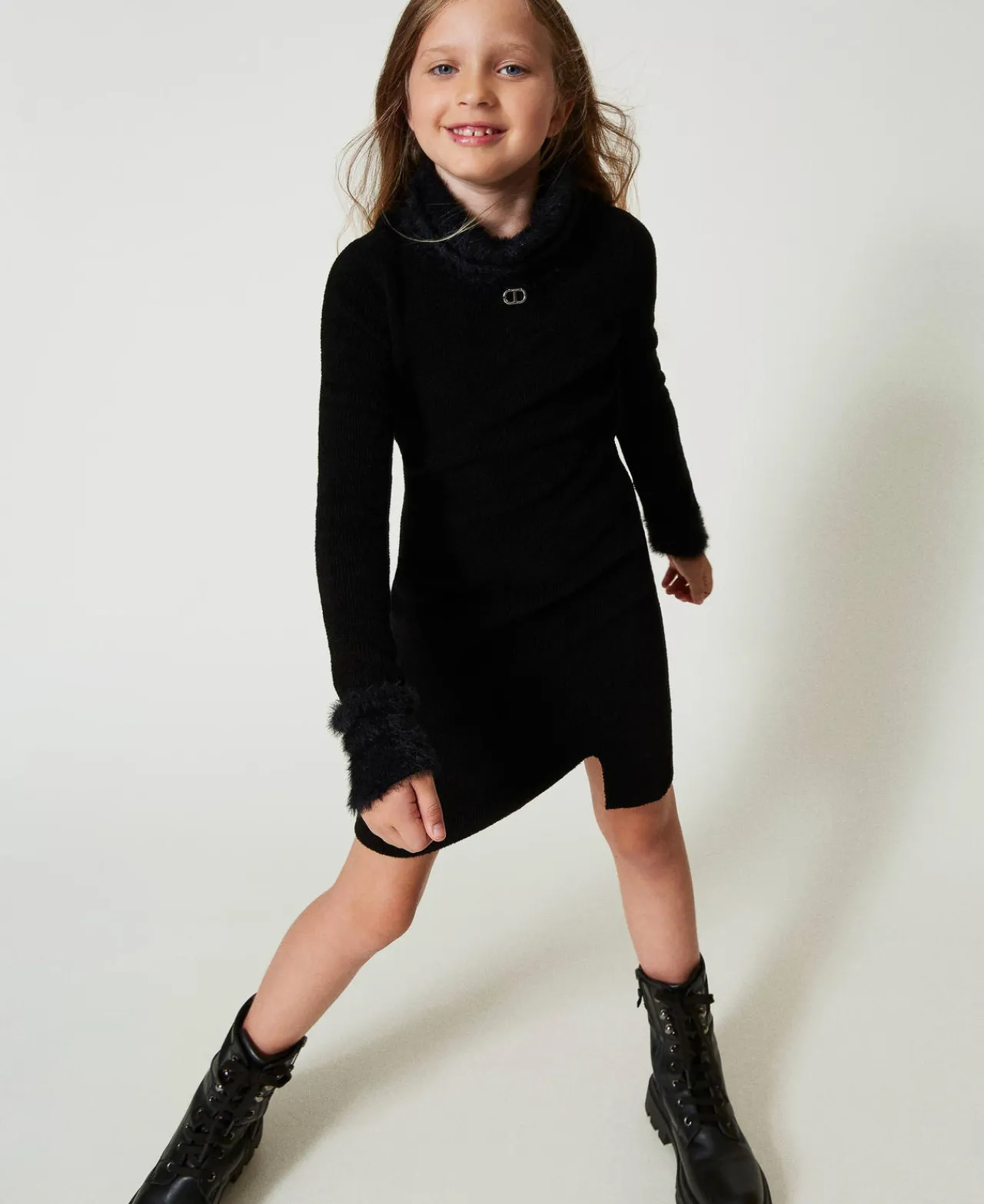 robe_courte_en_maille_eff_0.webp Robes*TWINSET Milano Robe Courte En Maille Effet Fourrure Noir
