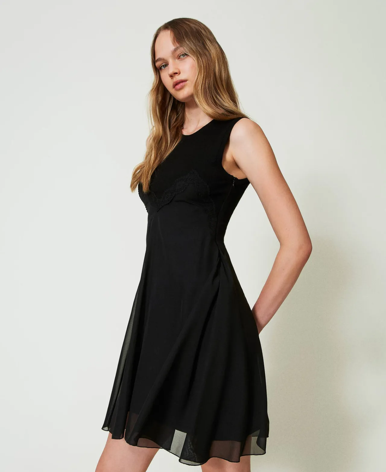 robe_courte_en_maille_et__0.webp Robes Élégantes | Robes En Maille*TWINSET Milano Robe Courte En Maille Et Crêpe Georgette Noir