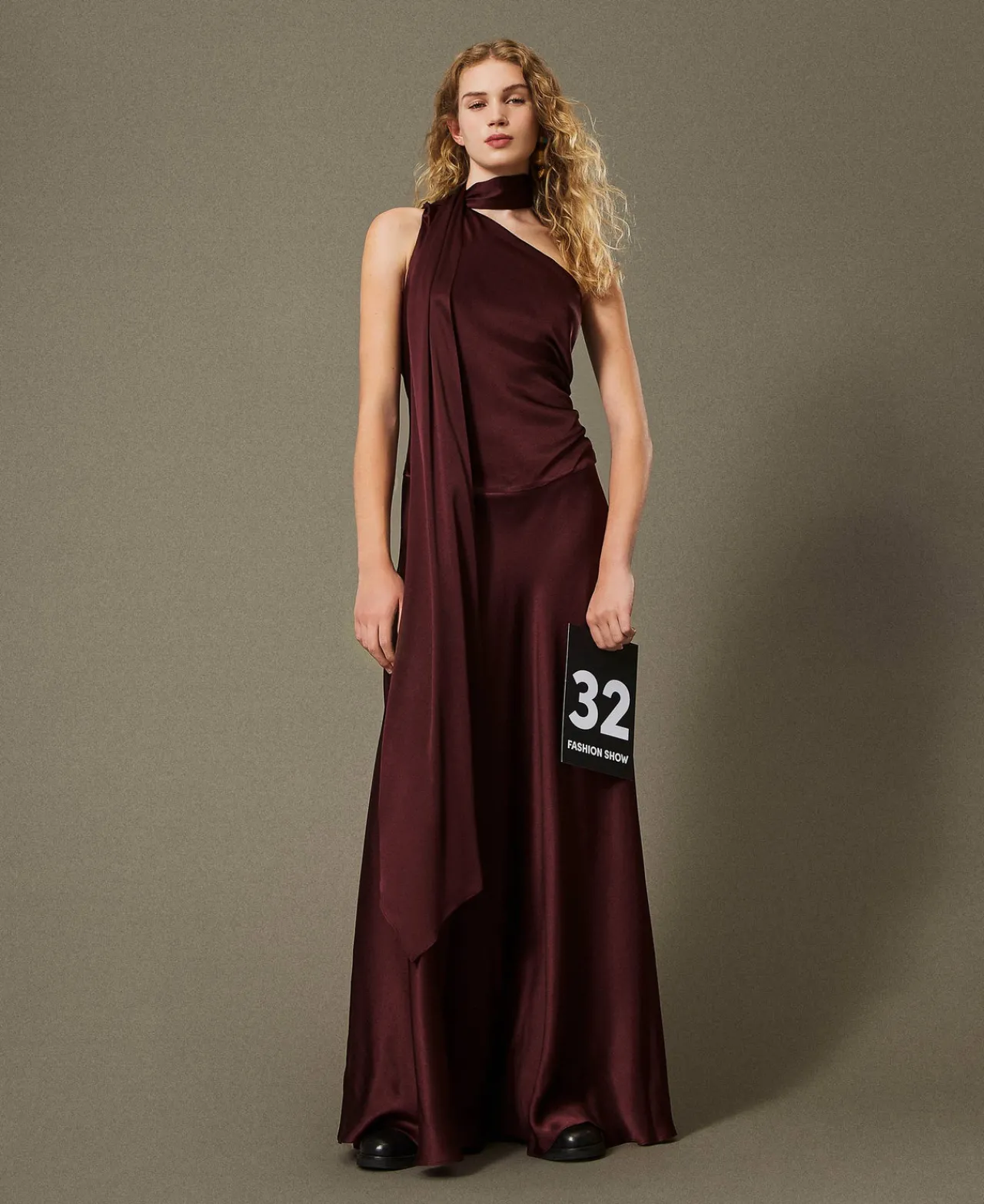 robe_longue_asymtrique_en_0.webp Robes De Cérémonie | Robes Élégantes*TWINSET Milano Robe Longue Asymétrique En Satin De Soie Mélangée Rouge Myrte
