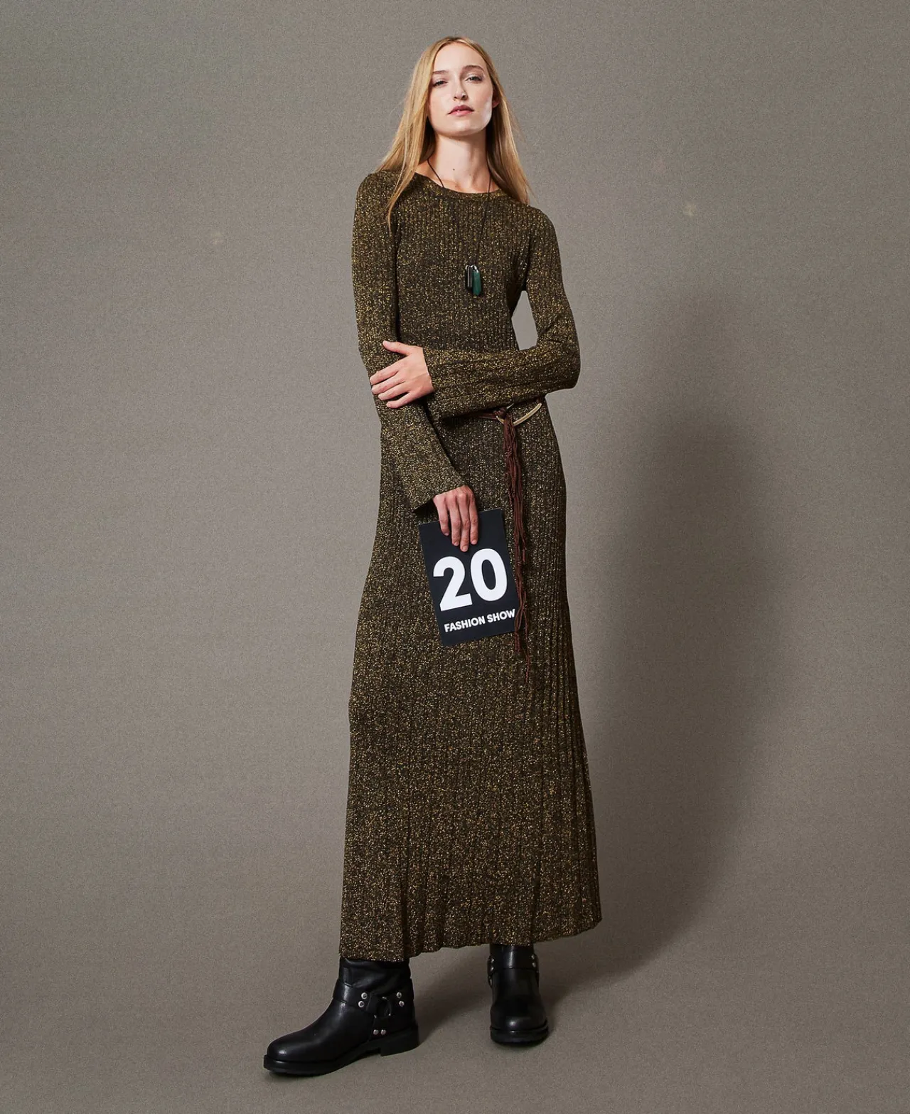 robe_longue_en_maille_cte_0-3.webp Robes De Cérémonie*TWINSET Milano Robe Longue En Maille Côtelée Avec Ceinture Oval T Bicolore Noir/Or Foncé