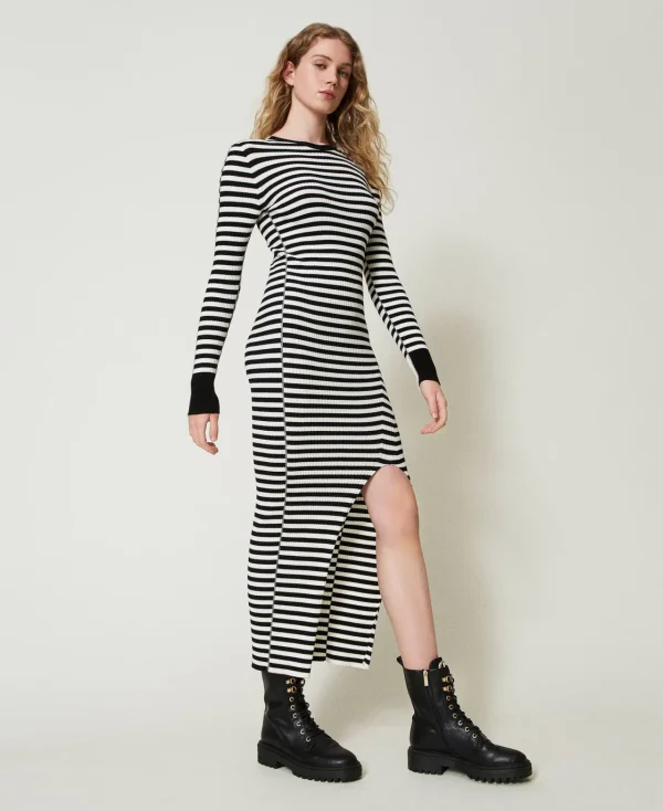 robe_longue_en_maille_ray_3.webp Robes En Maille | Robes Longues*TWINSET Milano Robe Longue En Maille Rayée Bicolore Noir/Blanc Neige
