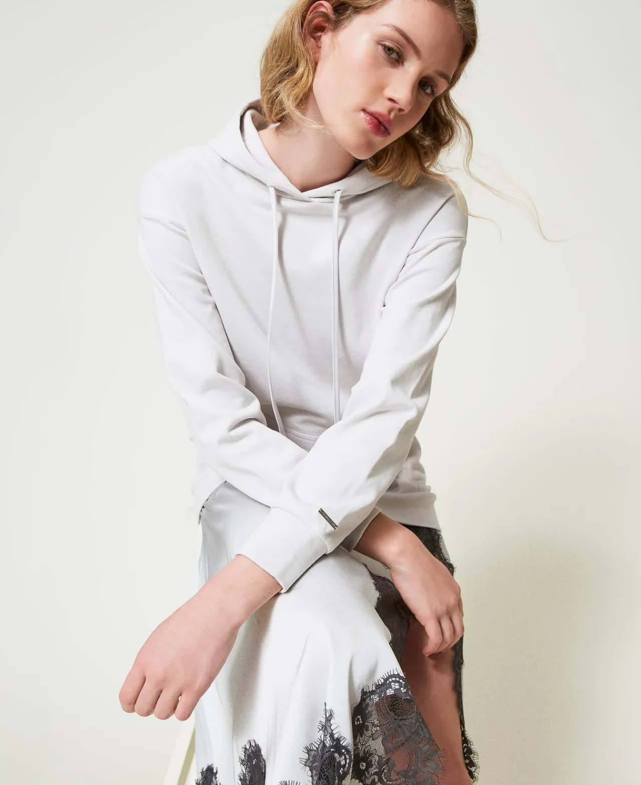 robe_longue_en_molleton_e_0-1.webp Robes Longues*TWINSET Milano Robe Longue En Molleton Et Satin Bicolore Argent/Gris « Blackened Pearl »