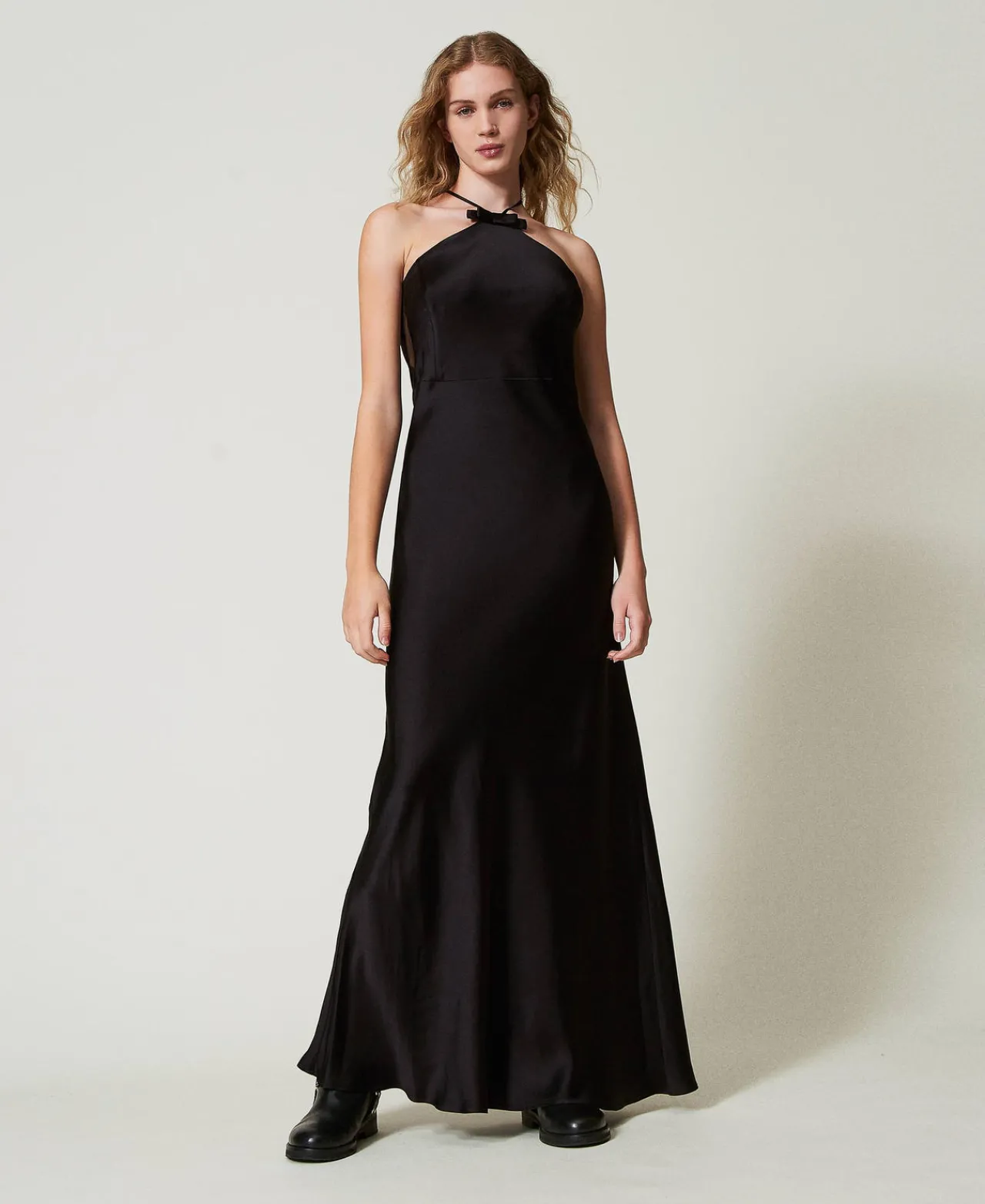 robe_longue_en_satin_avec_0-2.webp Robes De Cérémonie*TWINSET Milano Robe Longue En Satin Avec Encolure Américaine Noir