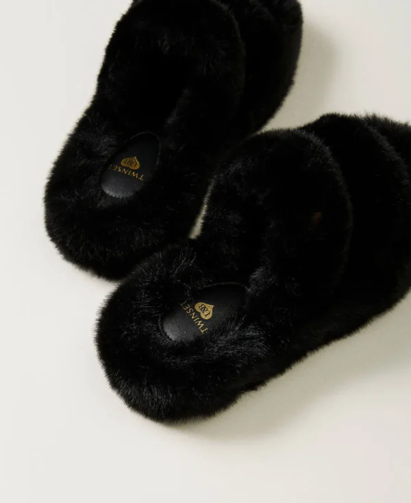sandales_slides_en_fausse_3.webp Escarpins Et Sandales | Chaussures Plates*TWINSET Milano Sandales Slides En Fausse Fourrure Noir