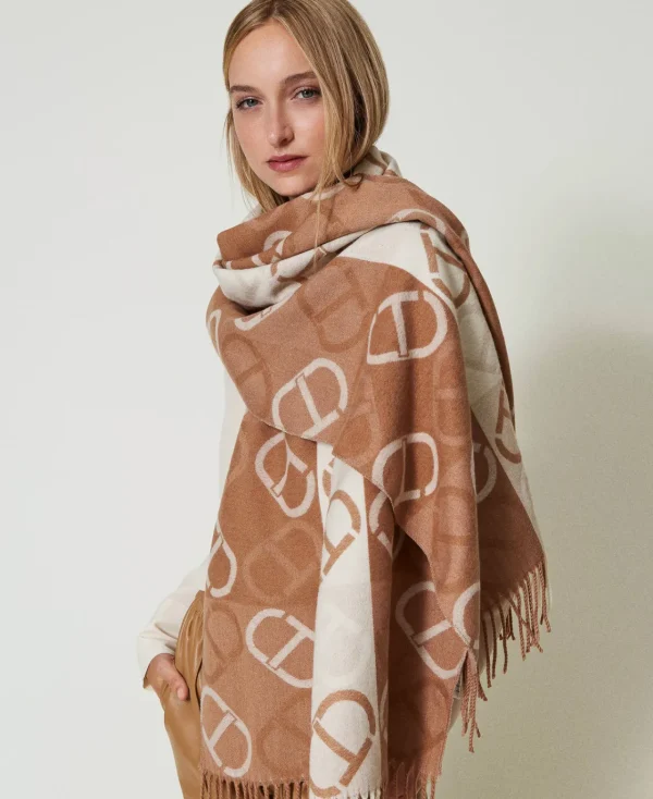 tole_en_drap_jacquard_ave_1.webp Écharpes*TWINSET Milano Étole En Drap Jacquard Avec Oval T Jacquard Oval T Marron « Sandy Brown »
