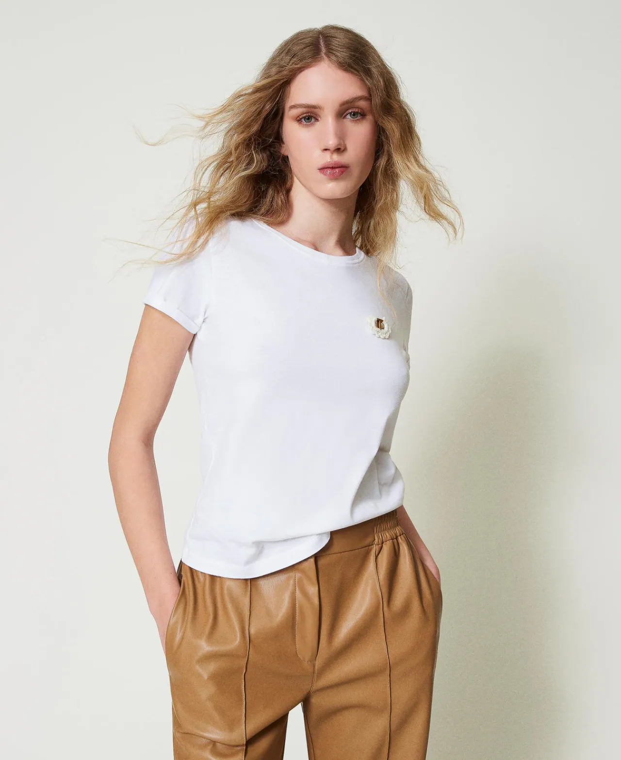 tshirt_ajust_avec_broche__0.webp T-Shirts Et Tops*TWINSET Milano T-shirt Ajusté Avec Broche Crochet Blanc